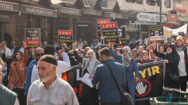 Şanlıurfa, Türkiye - Ekim 2022: Dindar Müslümanlar LGBT karşıtı bir gösteride yürüyorlar. Yüzlerce insan üzerinde 