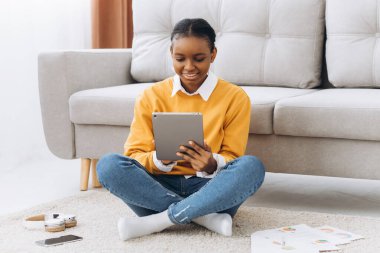 İş, uzaktan iş ve teknoloji konsepti - Merkezi ofiste çalışan tablet bilgisayarlı Afro-Amerikan kadın