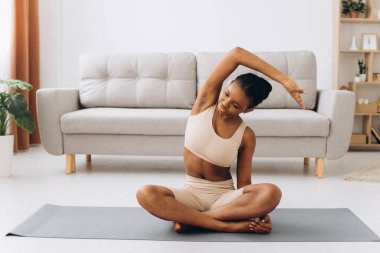 Yurtiçi antreman. Genç Sporcu Siyah Kadın, Evinde Plank Egzersizi Yapıyor, Oturma odasında Eğitim Yapıyor