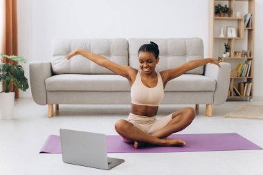 Yurtiçi antreman. Genç Sporcu Siyah Kadın, Evinde Plank Egzersizi Yapıyor, Oturma odasında Eğitim Yapıyor
