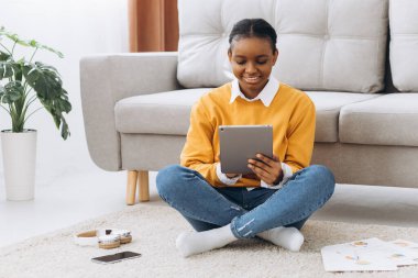 İş, uzaktan iş ve teknoloji konsepti - Merkezi ofiste çalışan tablet bilgisayarlı Afro-Amerikan kadın