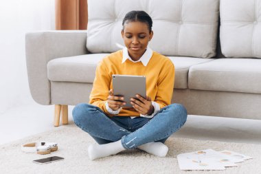 İş, uzaktan iş ve teknoloji konsepti - Merkezi ofiste çalışan tablet bilgisayarlı Afro-Amerikan kadın