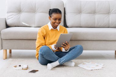 İş, uzaktan iş ve teknoloji konsepti - Merkezi ofiste çalışan tablet bilgisayarlı Afro-Amerikan kadın