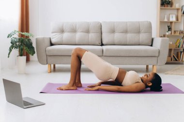 Yurtiçi antreman. Genç Sporcu Siyah Kadın, Evinde Plank Egzersizi Yapıyor, Oturma odasında Eğitim Yapıyor