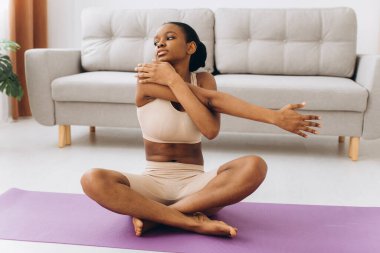 Yurtiçi antreman. Genç Sporcu Siyah Kadın, Evinde Plank Egzersizi Yapıyor, Oturma odasında Eğitim Yapıyor