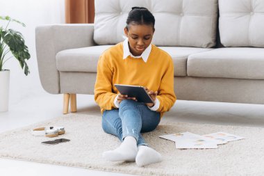 İş, uzaktan iş ve teknoloji konsepti - Merkezi ofiste çalışan tablet bilgisayarlı Afro-Amerikan kadın