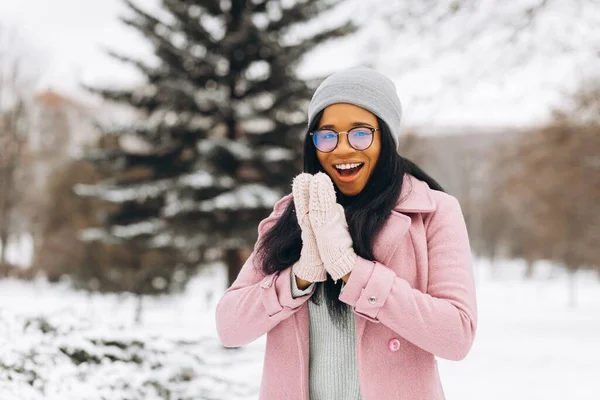 Retrato Chica Positiva Feliz Africana Afroamericana Joven Con Gafas Guantes —  Fotos de Stock