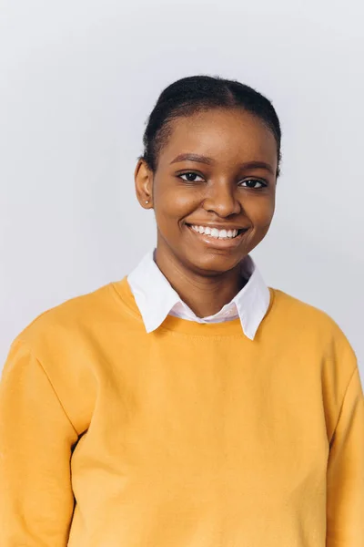 Portret Van Jonge Afrikaanse Amerikaanse Vrouw — Stockfoto