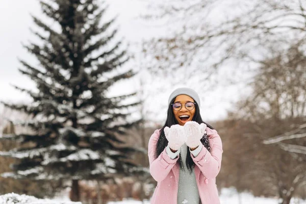 Молода Афроамериканська Жінка Окулярах Теплих Рукавицях Грається Снігу Проводить Час — стокове фото