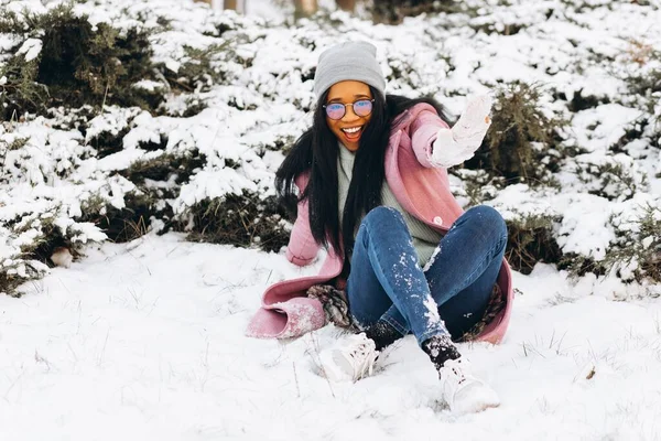 Ung Afroamerikansk Kvinna Glasögon Och Varma Handskar Leker Snön Och — Stockfoto