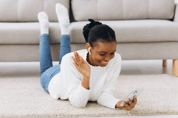 Sorrindo Menina Negra Tem Uma Chamada Vídeo Casa Relaxante Aproveitando — Fotografia de Stock