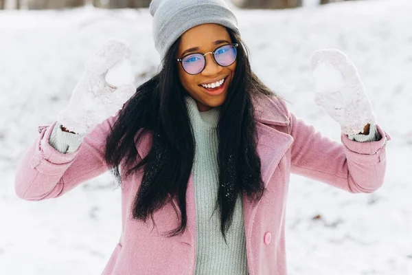 Mladá Afroameričanka Brýlích Teplých Rukavicích Hraje Sněhu Tráví Čas Parku — Stock fotografie