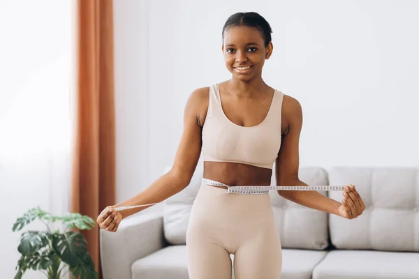 Mujer Negra Joven Mide Cintura Fondo Sala Estar Concepto Dieta — Foto de Stock