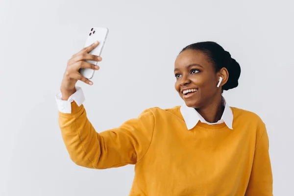 Bonito Jovem Senhora Negra Com Dreadlocks Elegantes Tirando Selfie Smartphone — Fotografia de Stock