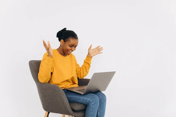 Afroamerikansk Kvinna Sitter Stol Med Bärbar Dator Och Kommunicerar Videosamtal — Stockfoto