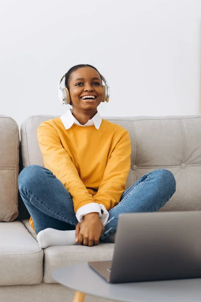 Jeune Femme Afro Américaine Parlant Sur Appel Vidéo Dans Salon — Photo