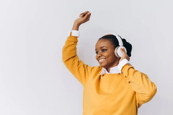 Joven Mujer Afroamericana Alegre Positiva Lleva Auriculares Inalámbricos Estéreo Escucha — Foto de Stock