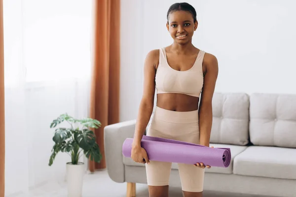 Domestic Workout Young Sporty Black Woman Holding Yoga Mat Home — Stock Photo, Image