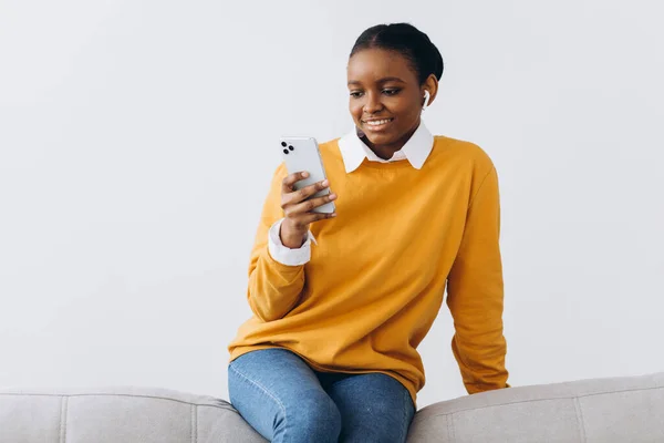 Sorrindo Mensagens Menina Preta Smartphone Casa Relaxando Sofá Confortável Desfrutando — Fotografia de Stock