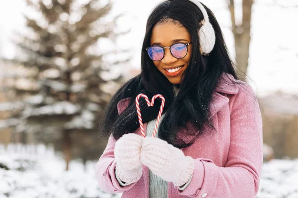 Mladý Africký Američan Žena Brýlích Teplé Rukavice Drží Dvě Srdce — Stock fotografie