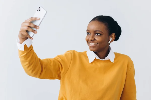 Bonito Jovem Senhora Negra Com Dreadlocks Elegantes Tirando Selfie Smartphone — Fotografia de Stock