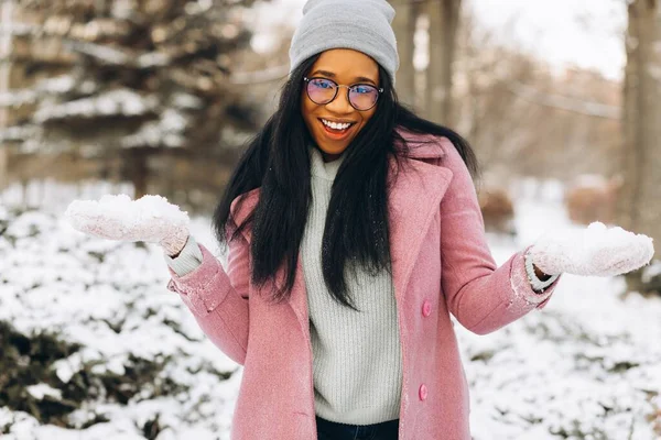 Молода Афроамериканська Жінка Окулярах Теплих Рукавицях Грається Снігу Проводить Час — стокове фото