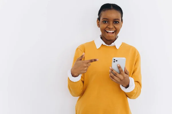 Moda Telefone Celular Sorrindo Afro Americana Segurando Mais Recente Smartphone — Fotografia de Stock