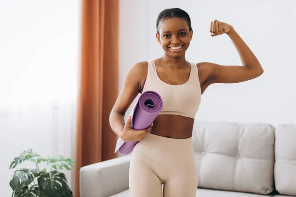 Inländisches Training Junge Sportliche Schwarze Frau Hält Eine Yogamatte Der — Stockfoto