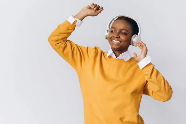 Joven Mujer Afroamericana Alegre Positiva Lleva Auriculares Inalámbricos Estéreo Escucha — Foto de Stock