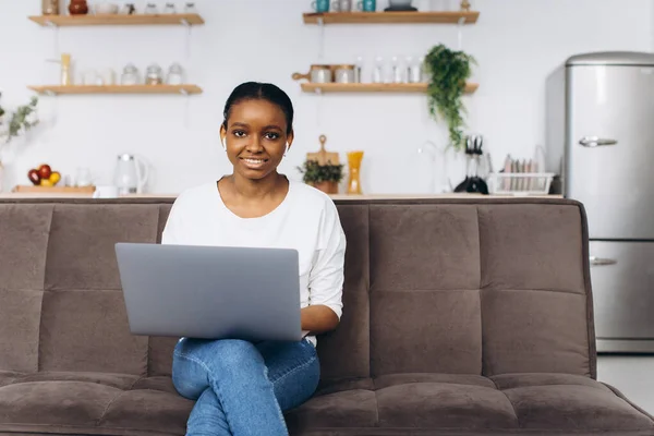 Junge Afroamerikanerin Arbeitet Laptop Und Sitzt Auf Sofa Küche — Stockfoto