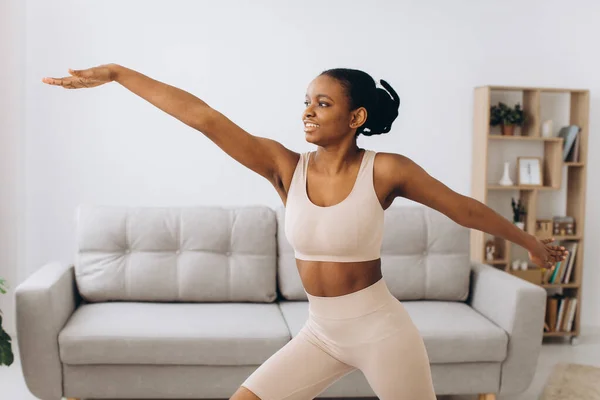 Entrenamiento Doméstico Joven Deportiva Mujer Negra Haciendo Plank Ejercicio Casa — Foto de Stock