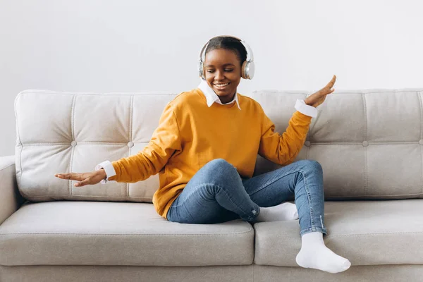 Mujer Africana Cuerpo Entero Auriculares Agitar Cabeza Levantar Las Manos — Foto de Stock