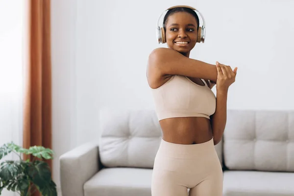 Mujer Negra Joven Con Auriculares Escucha Música Hace Ejercicio Casa — Foto de Stock