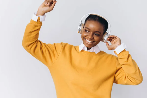 긍정적 긍정적 아프리카 미국인 스테레오 헤드폰을 착용하고 오디오 듣는다 사람들 — 스톡 사진