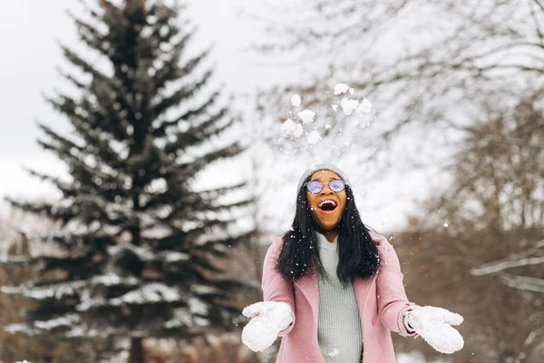안경을 장갑을 속에서 밖에서 시간을 보내는 아프리카 미국인젊은 — 스톡 사진