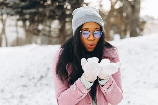 Mladá Afroameričanka Brýlích Teplých Rukavicích Hraje Sněhu Tráví Čas Parku — Stock fotografie