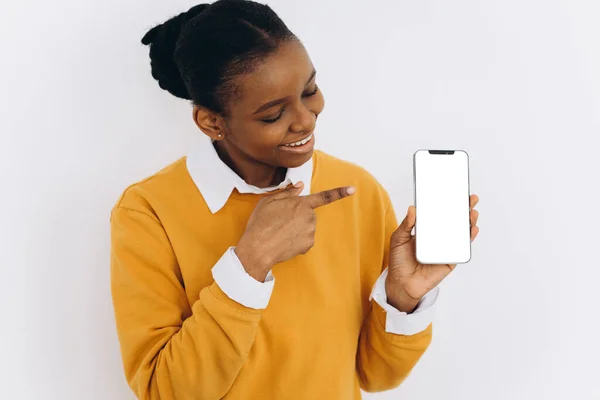 Moda Telefone Celular Sorrindo Afro Americana Segurando Mais Recente Smartphone — Fotografia de Stock