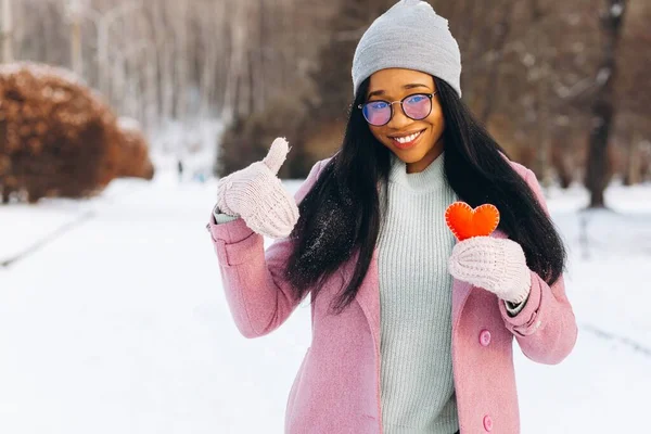 Mladá Afro Americká Žena Brýlemi Teplými Rukavicemi Ruce Drží Dekorativní — Stock fotografie