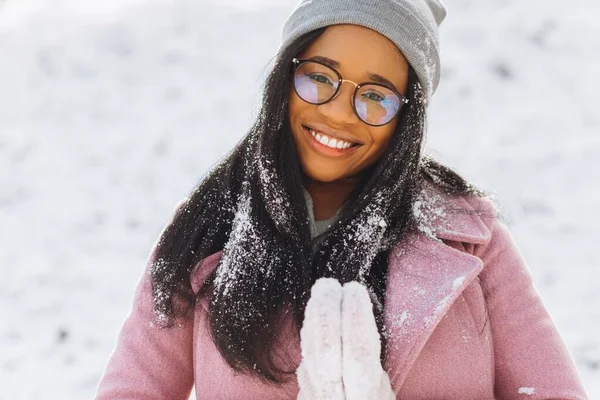 Portrét Šťastné Pozitivní Dívky Africké Etnické Afroamerické Mladé Ženy Sněhem — Stock fotografie