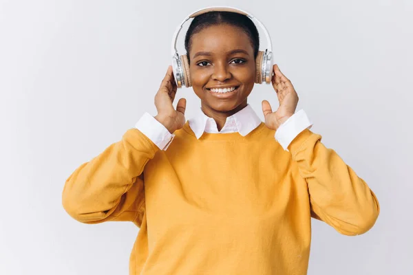 Joven Mujer Afroamericana Positiva Alegre Usa Auriculares Inalámbricos Estéreo Escucha — Foto de Stock