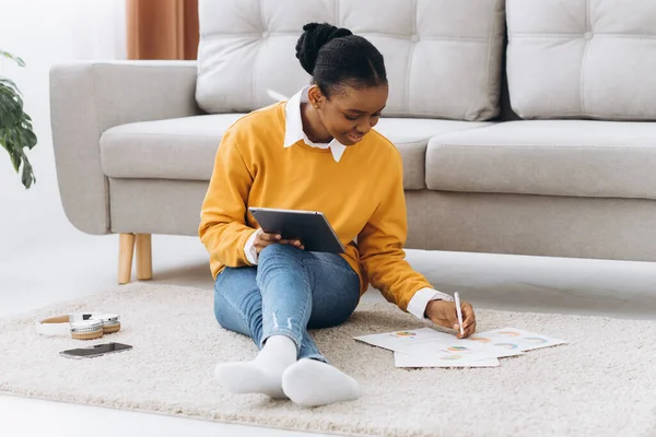 İş, uzaktan iş ve teknoloji konsepti - Merkezi ofiste çalışan tablet bilgisayarlı Afro-Amerikan kadın