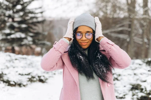 Portrét Šťastné Pozitivní Dívky Africké Etnické Afroamerické Mladé Ženy Sněhem — Stock fotografie
