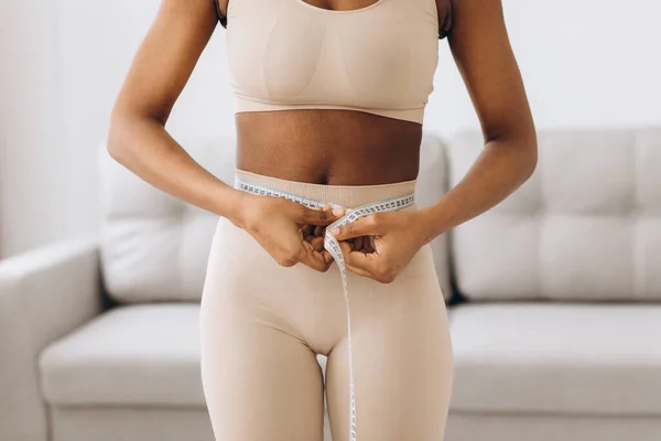 Mujer Negra Joven Mide Cintura Fondo Sala Estar Concepto Dieta — Foto de Stock