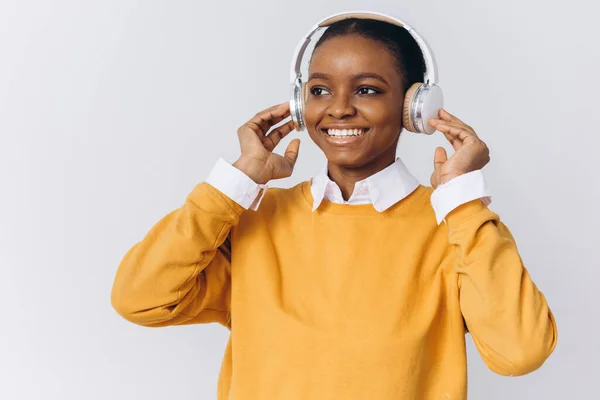 Joven Mujer Afroamericana Positiva Alegre Usa Auriculares Inalámbricos Estéreo Escucha — Foto de Stock