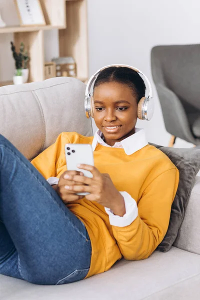 Personas Tecnología Concepto Ocio Feliz Afroamericana Joven Sentada Sofá Con — Foto de Stock