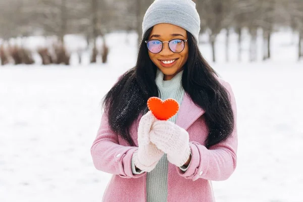 Mladá Afro Americká Žena Brýlemi Teplými Rukavicemi Ruce Drží Dekorativní — Stock fotografie