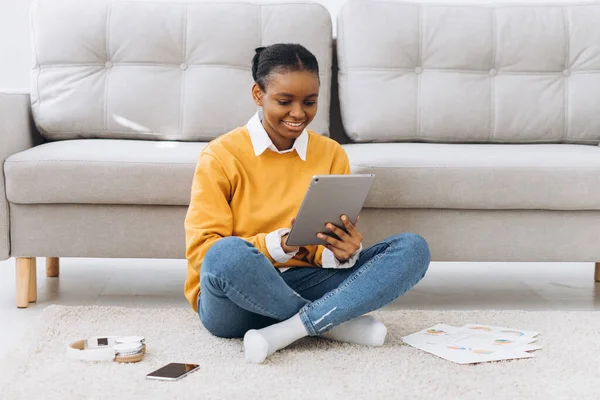 İş, uzaktan iş ve teknoloji konsepti - Merkezi ofiste çalışan tablet bilgisayarlı Afro-Amerikan kadın