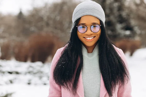 Портрет Щасливої Позитивної Дівчинки Афро Етнічної Афро Американської Молодої Жінки — стокове фото