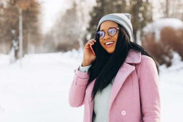 Uma Jovem Afro Americana Óculos Luvas Quentes Fala Telefone Mostra — Fotografia de Stock