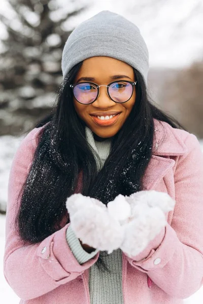 Mladá Afroameričanka Brýlích Teplých Rukavicích Hraje Sněhu Tráví Čas Parku — Stock fotografie